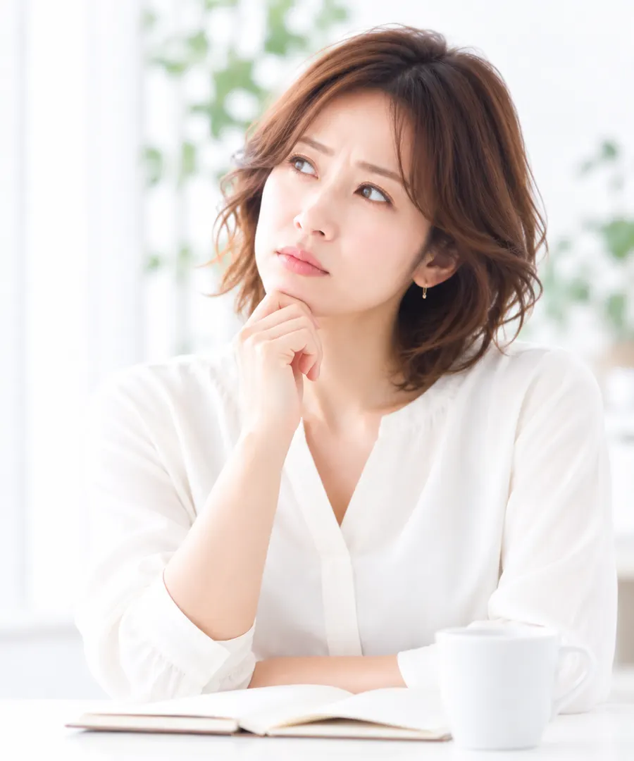教育費や将来のお金について考え込む30〜40代のママ